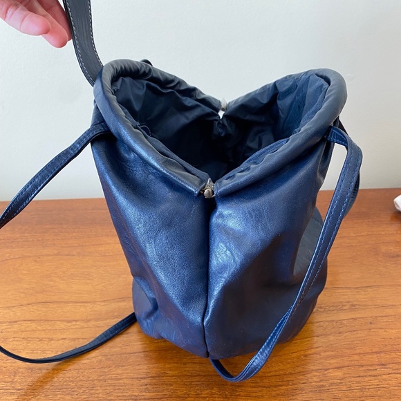 Vintage Capezio Round Navy Leather Purse - Picture 6 of 9